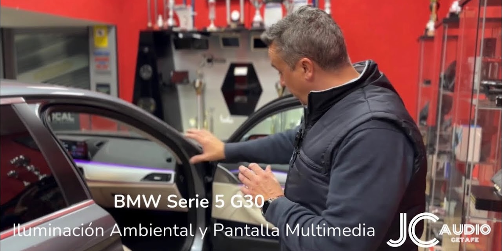 BMW Serie 5 G30 iluminación ambiental y pantalla multimedia