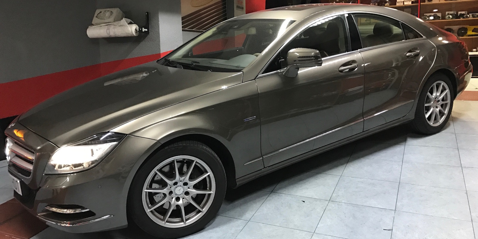 Mercedes CLS ( Logo estrella Mercedes con iluminación Led)