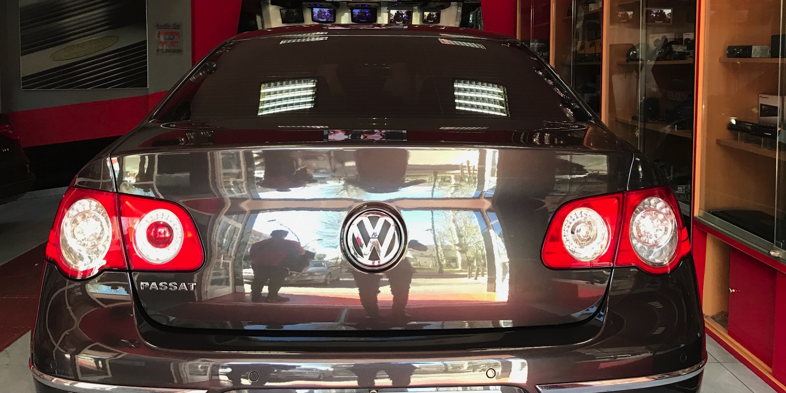 VW Passat (Unidad de Navegación y Multimedia OEM 8″, con cámara trasera)